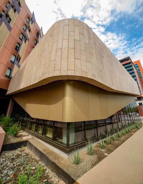 Radiused Fossil Creek Flagstone corner at ASU Herberger supported by the Gridworx UXF system